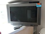 une télévision et une poubelle dans un coin de la pièce