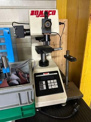 une machine posée à côté d'une caisse à outils
