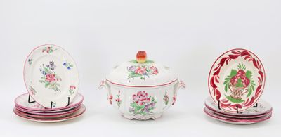trois assiettes et un bol avec un couvercle sont posés sur une table
