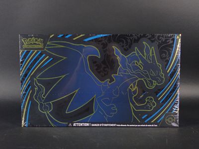 un gros plan sur une boîte de cartes à collectionner Pokémon posée sur une table