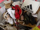 une boîte remplie de chaussures et les chaussures qui s'y trouvent