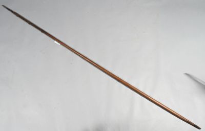 un gros plan sur une paire de ciseaux posée sur un drap blanc