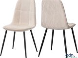 une paire de fauteuils rembourrés beiges aux pieds noirs, sur fond blanc