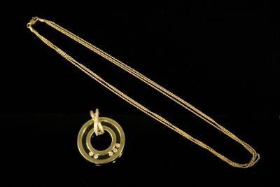 Collier avec chaine trois rangs en or jaune 18 K (750) avec …