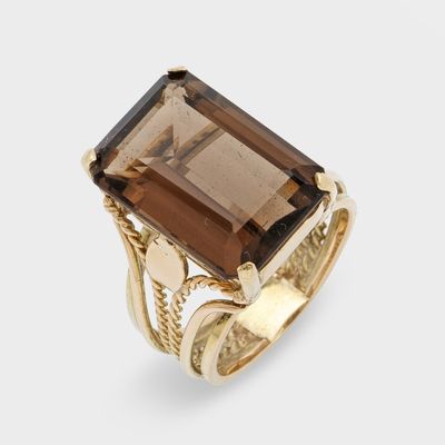 un gros plan sur une bague en or sertie d'un quartz fumé