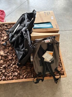 deux sacs à dos et un sac à dos posé par terre
