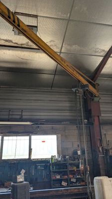 une grue installée au milieu d'un immeuble