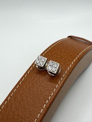 bracelet de montre en cuir marron orné de deux pierres en cristal carrées de chaque côté