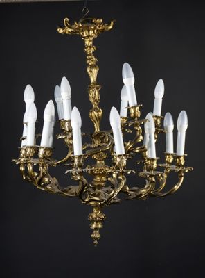 une image représentant un lustre à douze lumières suspendu au plafond