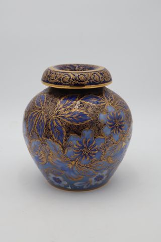 THARAUD. Limoges - vase boule en porcelaine à décor de fleurs or ...