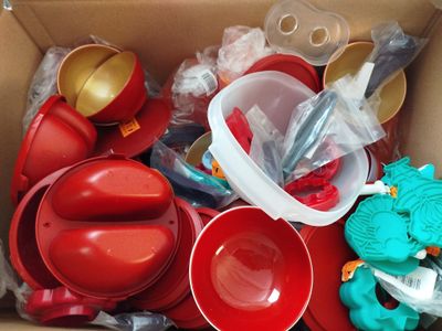 une boîte remplie de jouets et d'autres objets