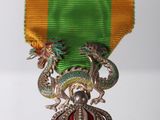 an image of a medal with a dragon on top of it