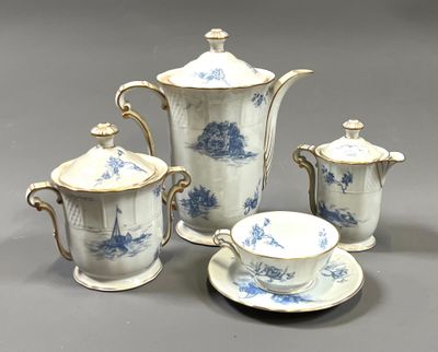 quatre pièces de porcelaine bleue et blanche posées sur une table
