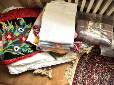 un tas de vêtements par terre, près d'un radiateur