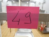 un post-it rose collé sur une rampe métallique