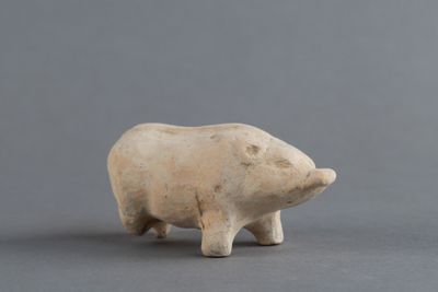 figurine représentant un ours polaire sur fond gris