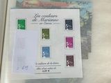 la photo d'un livre avec des timbres