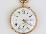 une montre de poche ancienne avec des chiffres romains sur le cadran