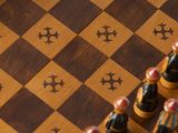 toutes ces pièces d'échecs qui se trouvent sur la table