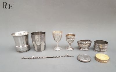de nombreux objets en argent de toutes sortes, disposés ensemble sur la table