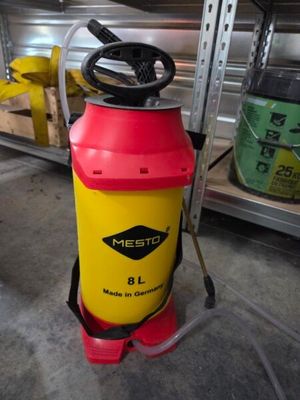 un extincteur jaune et rouge dans un garage