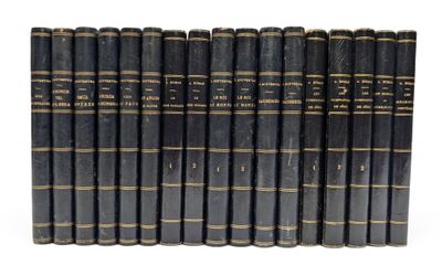 un coffret de six livres à couverture noire et bordures dorées