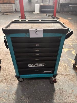 une photo d'un chariot à outils dans un entrepôt