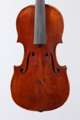 un vieux violon avec un archet accroché à son dos