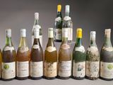 plusieurs bouteilles de vin sont alignées sur une table