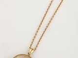 un collier en or surmonté d'un oiseau