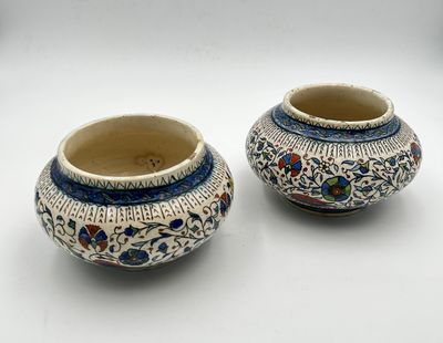 paire de vases bleus et blancs à motifs floraux