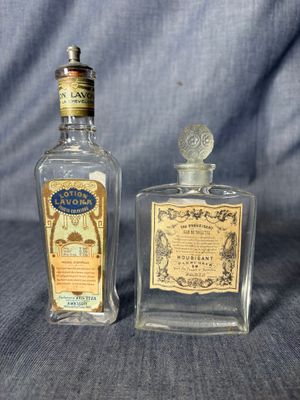 deux bouteilles d'alcool sont posées l'une à côté de l'autre sur une nappe bleue