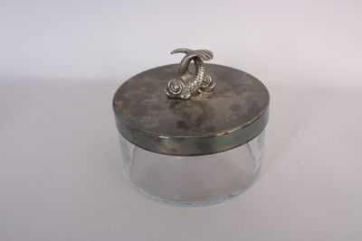 un petit bocal en verre orné d'un serpent en argent