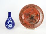 deux vases et une assiette posés les uns à côté des autres