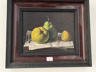 un tableau représentant deux poires et une poire posées sur une nappe