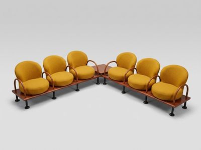 un ensemble de six chaises avec des coussins rembourrés jaunes