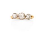 une bague en or jaune sertie de trois diamants