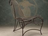 une chaise en métal posée sur un sol en béton