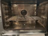 un four ouvert qui se trouve dans une cuisine