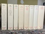 un grand nombre de livres posés sur un lit
