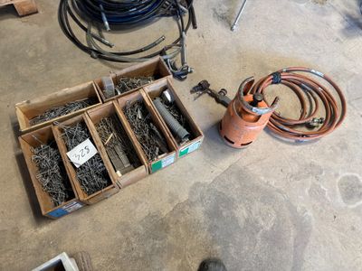 une boîte d'outils divers posée par terre