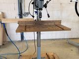 une photo d'une perceuse à colonne dans un atelier