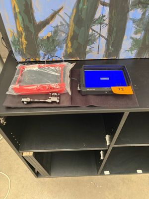 une photo montrant un tableau et un ordinateur portable posés sur une table