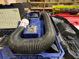 une boîte bleue sur laquelle est posé un ventilateur