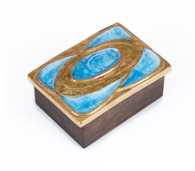 boîte en bois dont le couvercle est orné d'un motif bleu et or