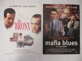 Trois affiches de cinéma représentant des hommes en costume-cravate sont accrochées au mur