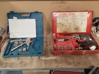 2 petites sertisseuses et 1machine a piquage