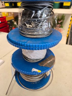 un gros plan sur une pile de fils posée sur une table