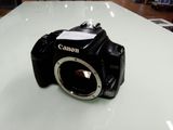 un appareil photo Canon posé sur une table en verre dans un magasin