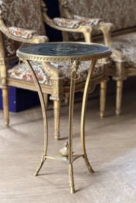 une petite table posée à même le sol près d'un canapé